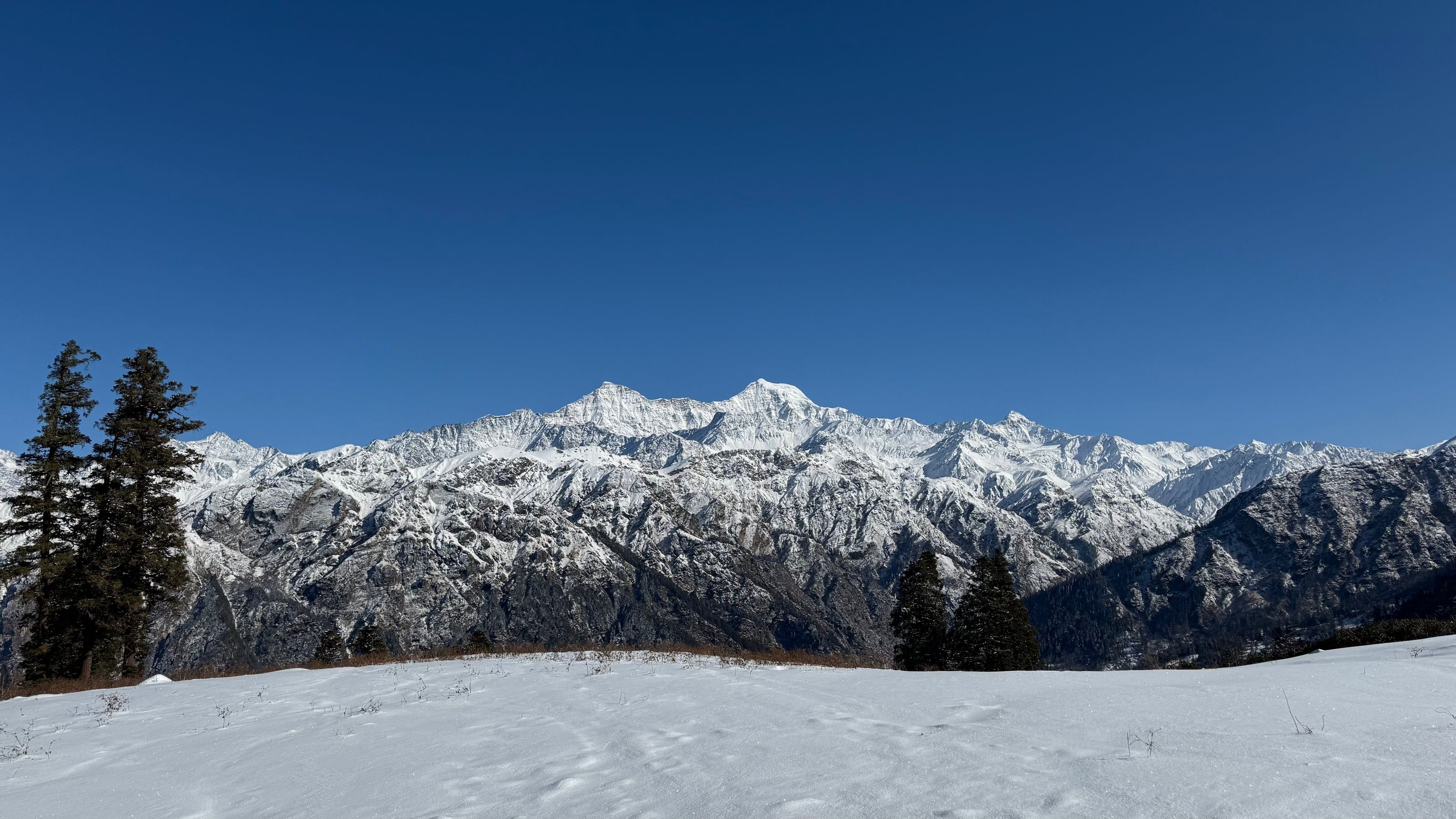 Gulabi Kantha Winter Trek — Massif Ridge Panorama, Uttarakhand
